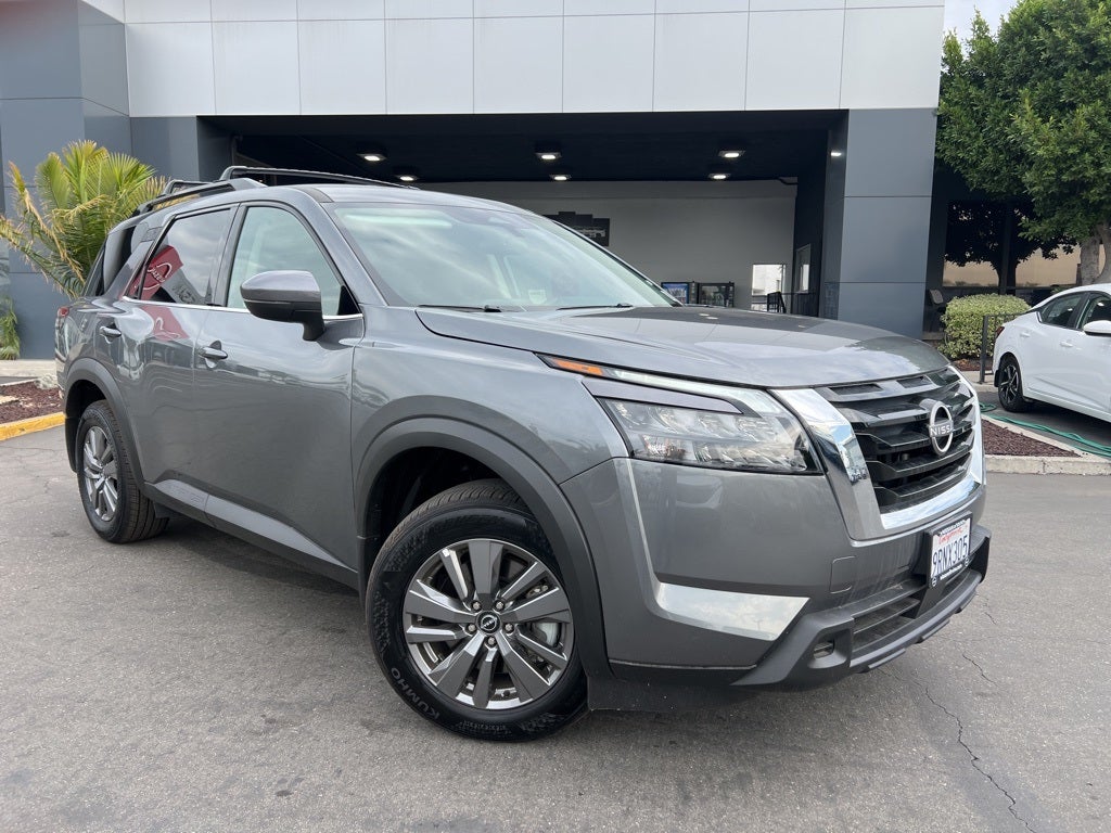 2025 Nissan Pathfinder SV