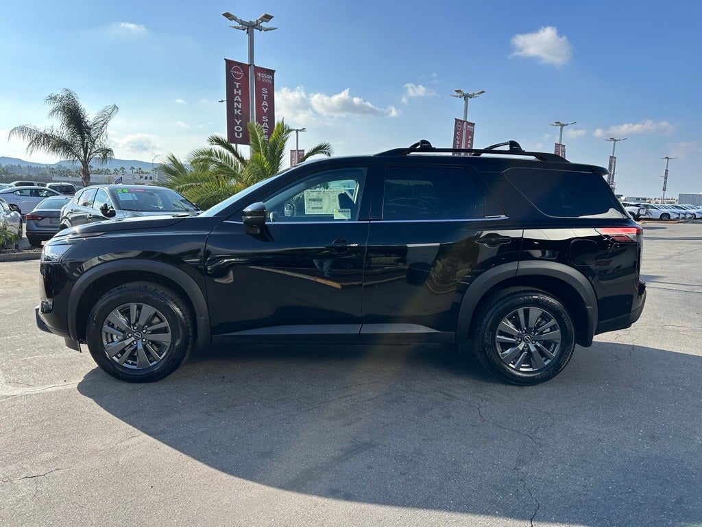 2025 Nissan Pathfinder SV
