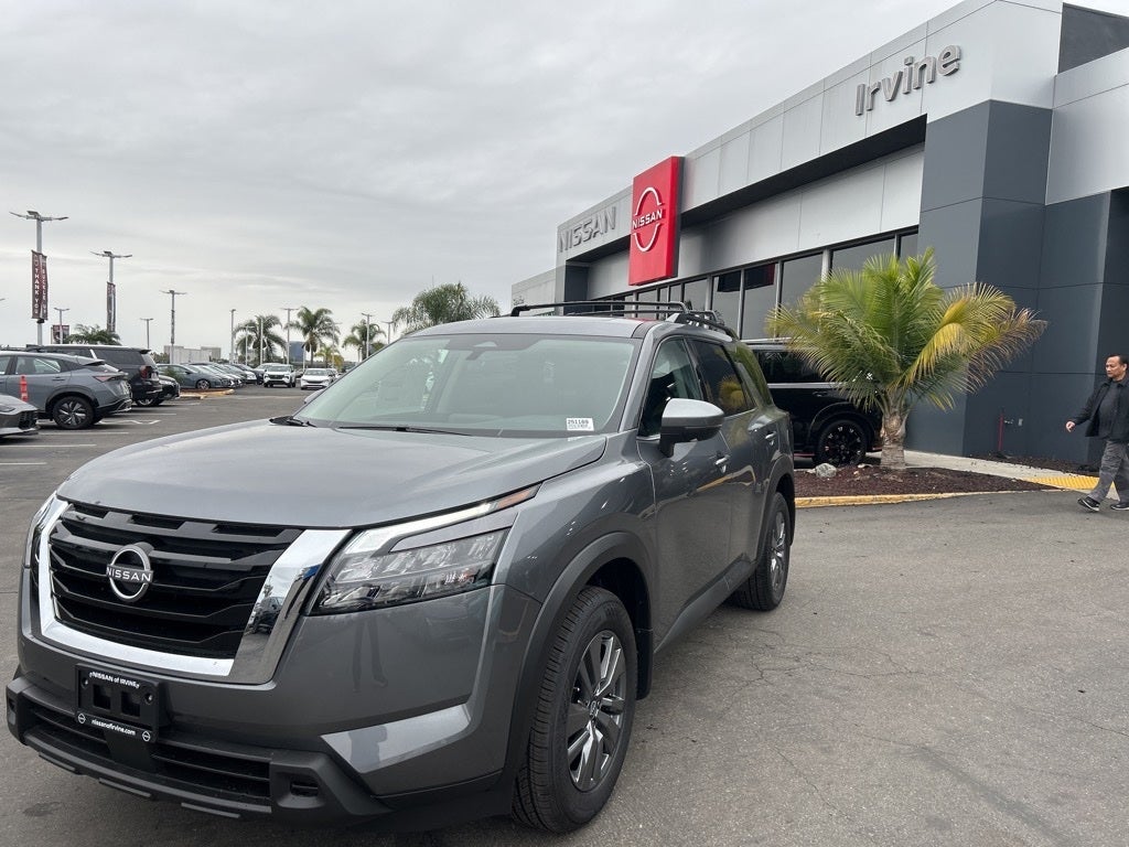 2025 Nissan Pathfinder SV