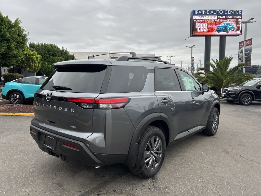 2025 Nissan Pathfinder SV
