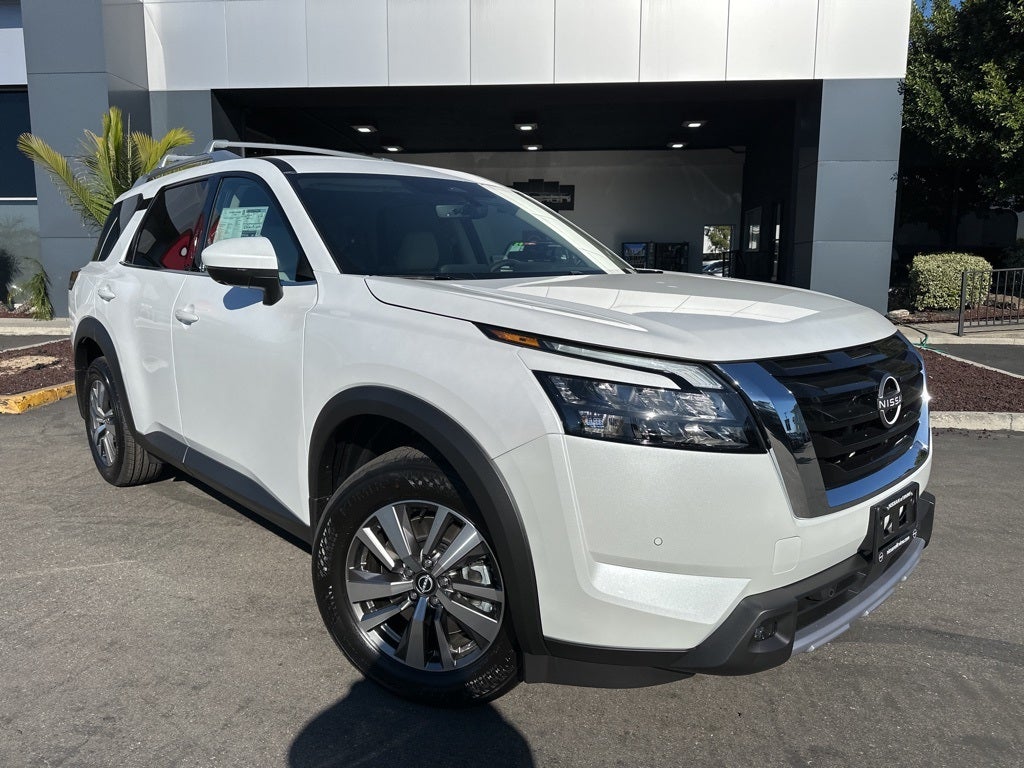 2025 Nissan Pathfinder SL