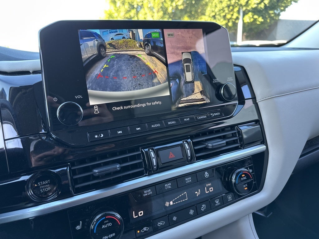 2025 Nissan Pathfinder SL