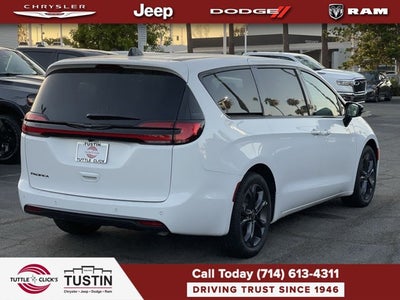 2026 Chrysler Pacifica Select