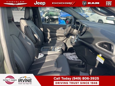 2027 Chrysler Pacifica Select