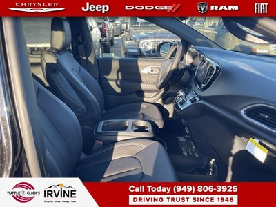 2025 Chrysler Voyager LX