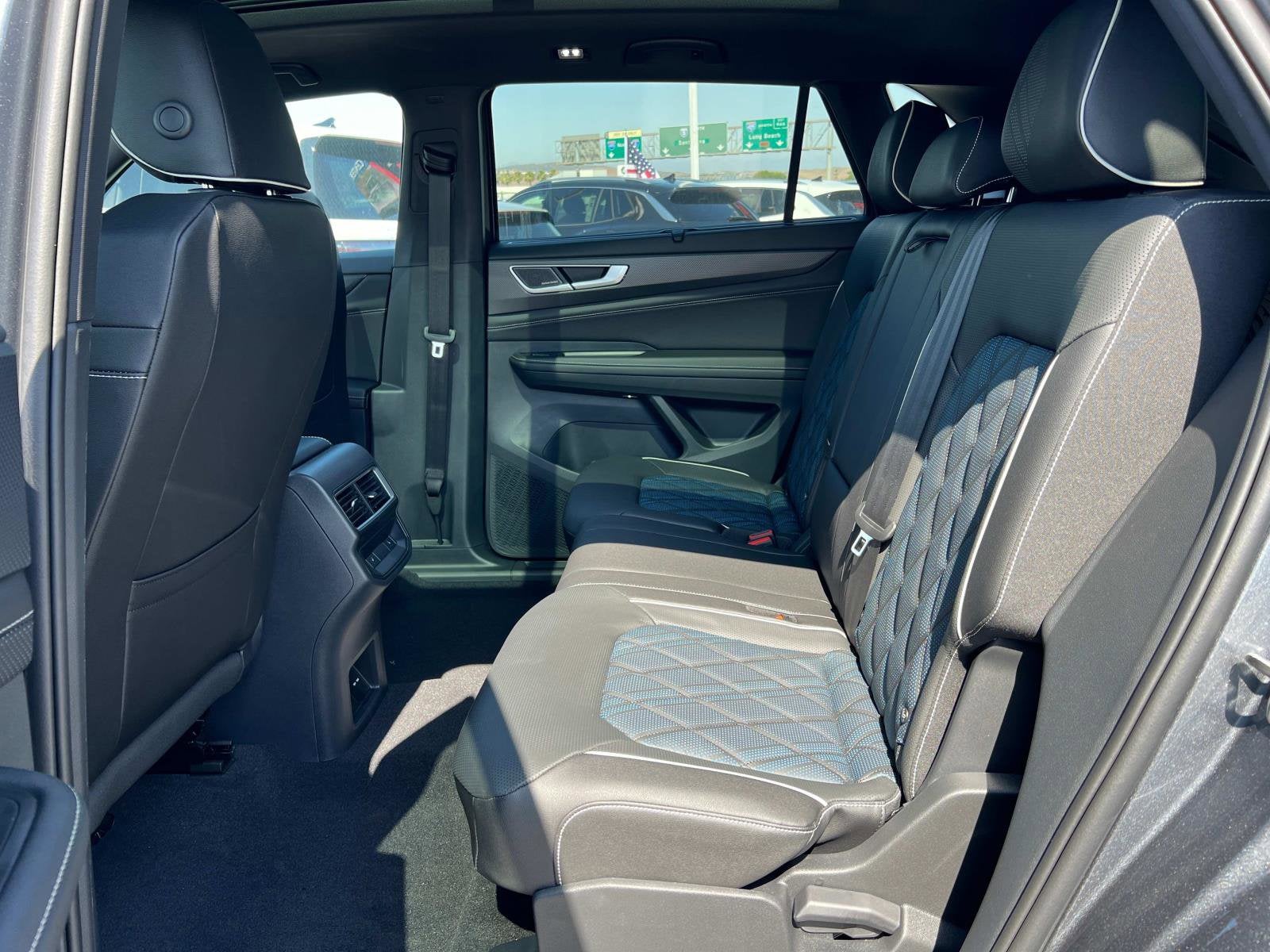 2025 Volkswagen Atlas Cross Sport 2.0T SEL Premium R-Line