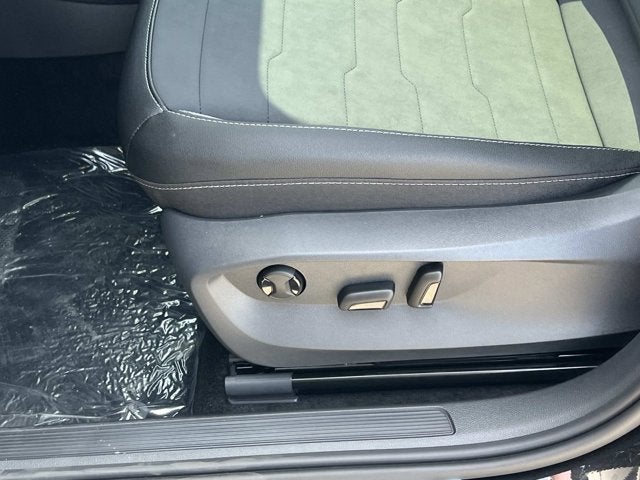 2026 Volkswagen Taos SE Black