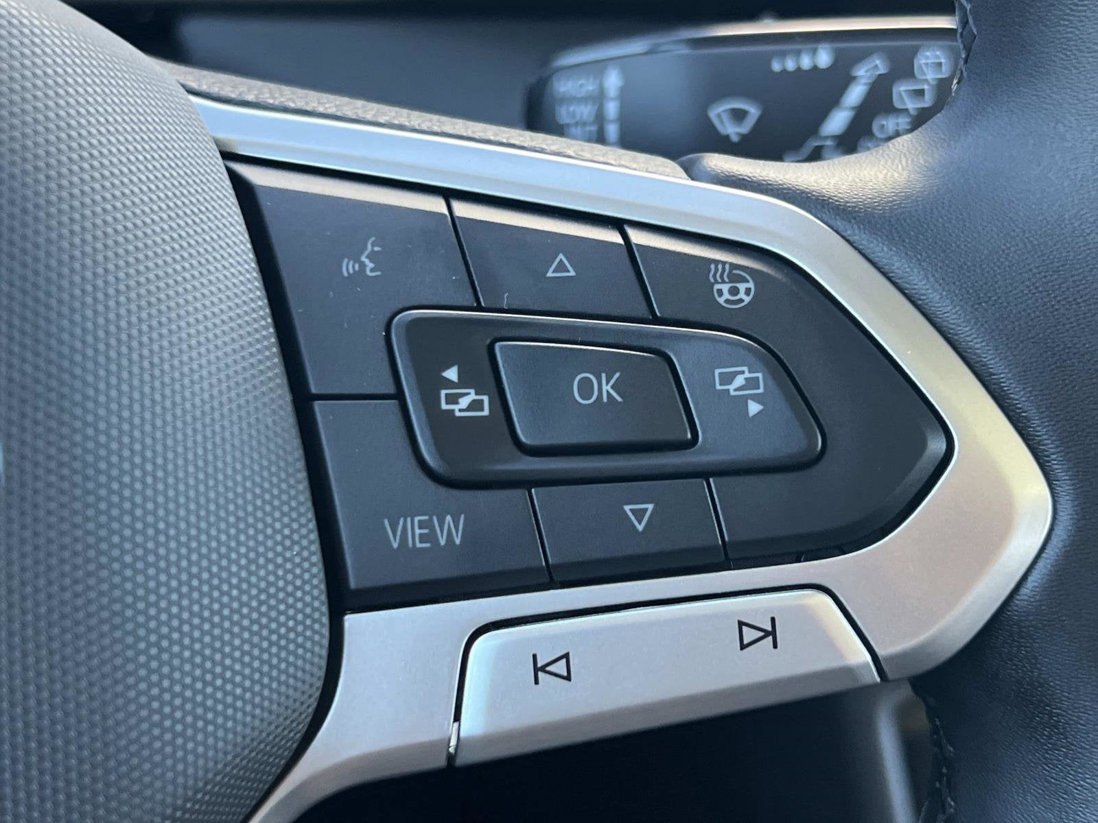 2025 Volkswagen Taos SE Black