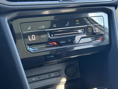 2025 Volkswagen Taos SE Black