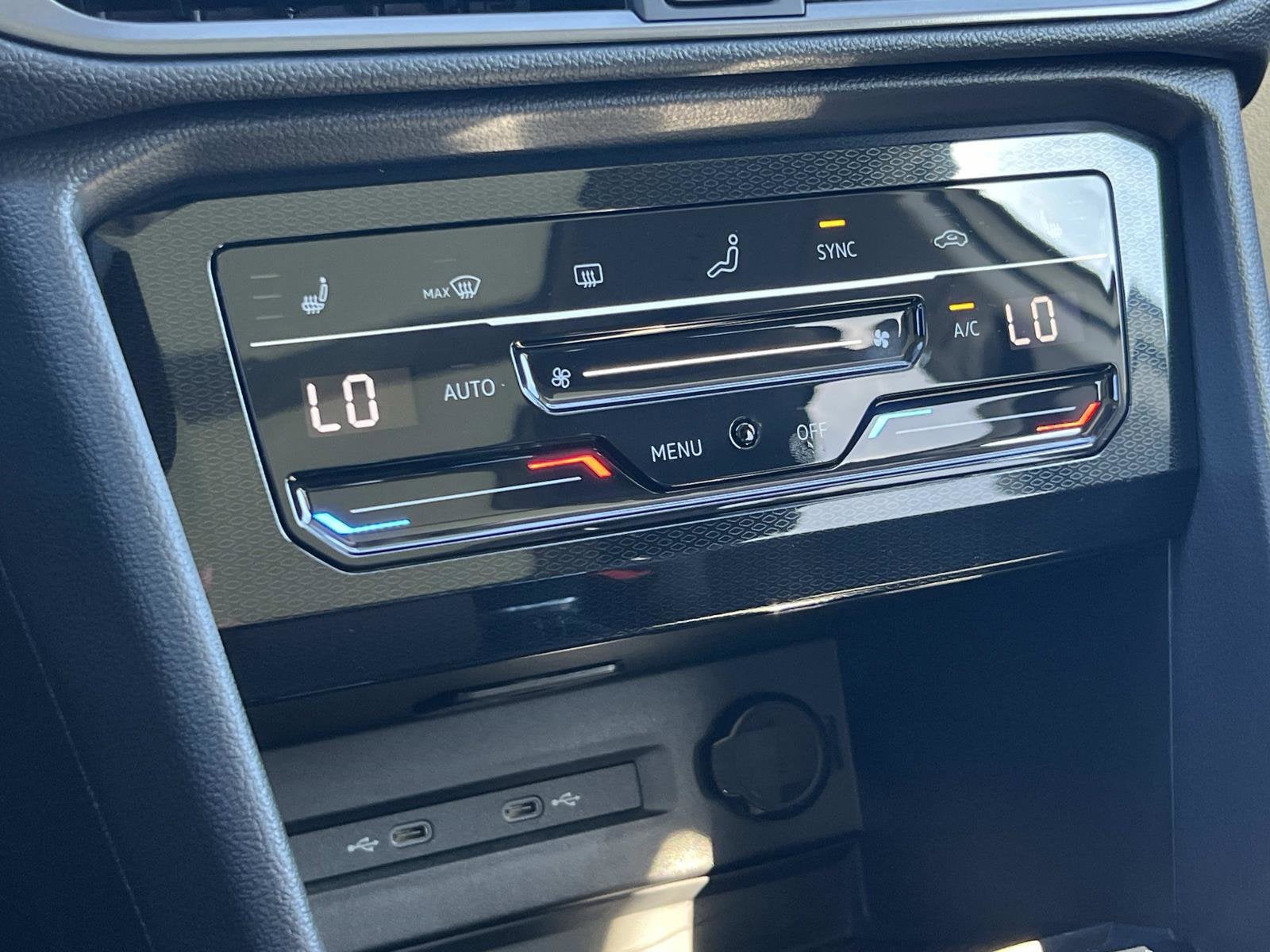 2025 Volkswagen Taos SE Black