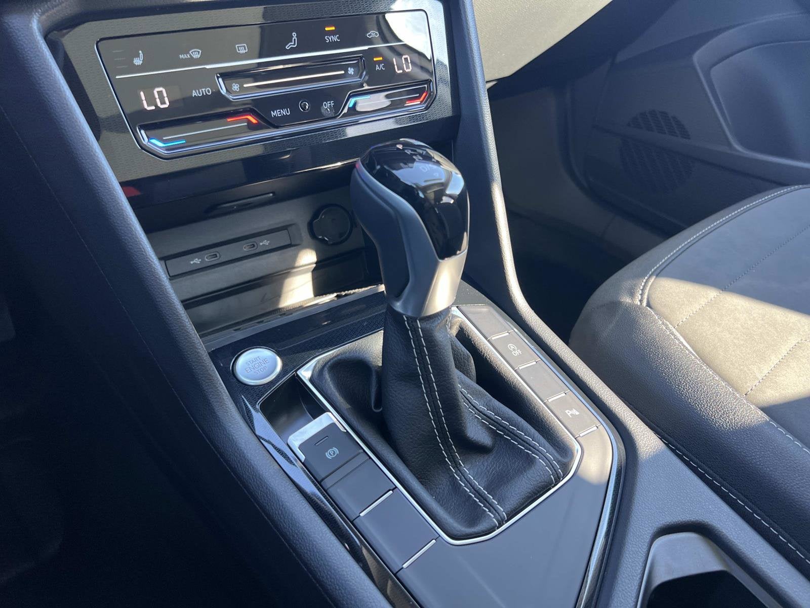 2025 Volkswagen Taos SE Black