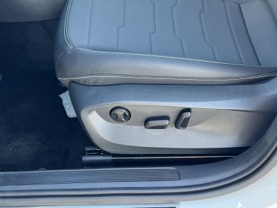 2025 Volkswagen Taos SE Black