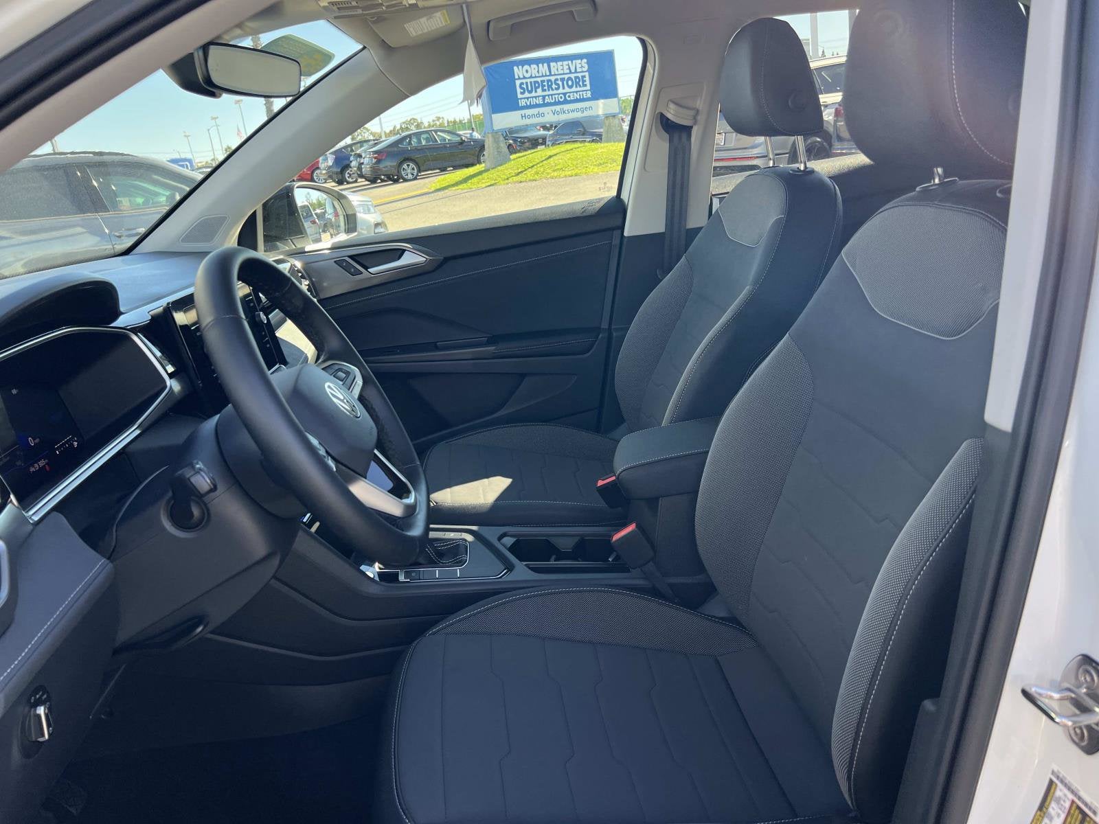 2025 Volkswagen Taos SE Black