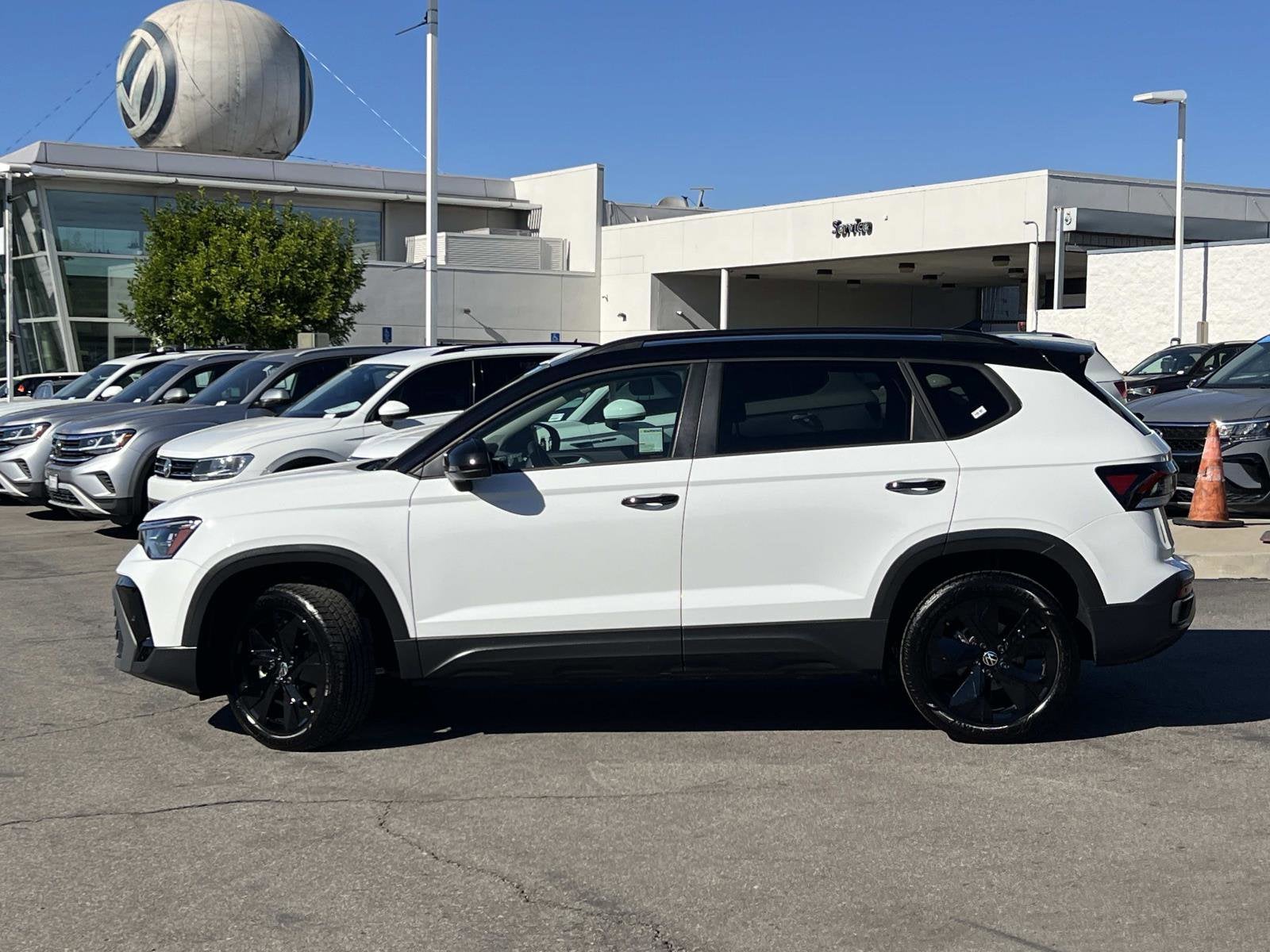 2025 Volkswagen Taos SE Black