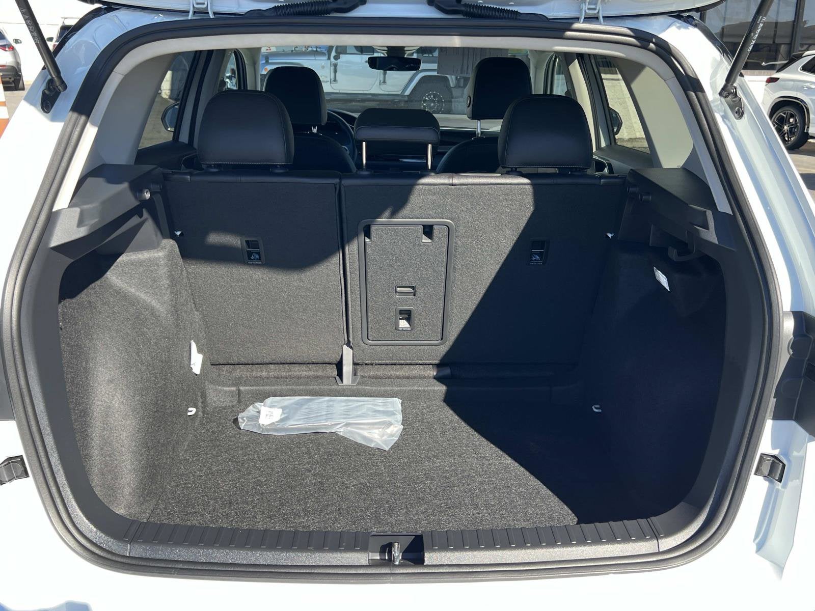 2025 Volkswagen Taos SE Black