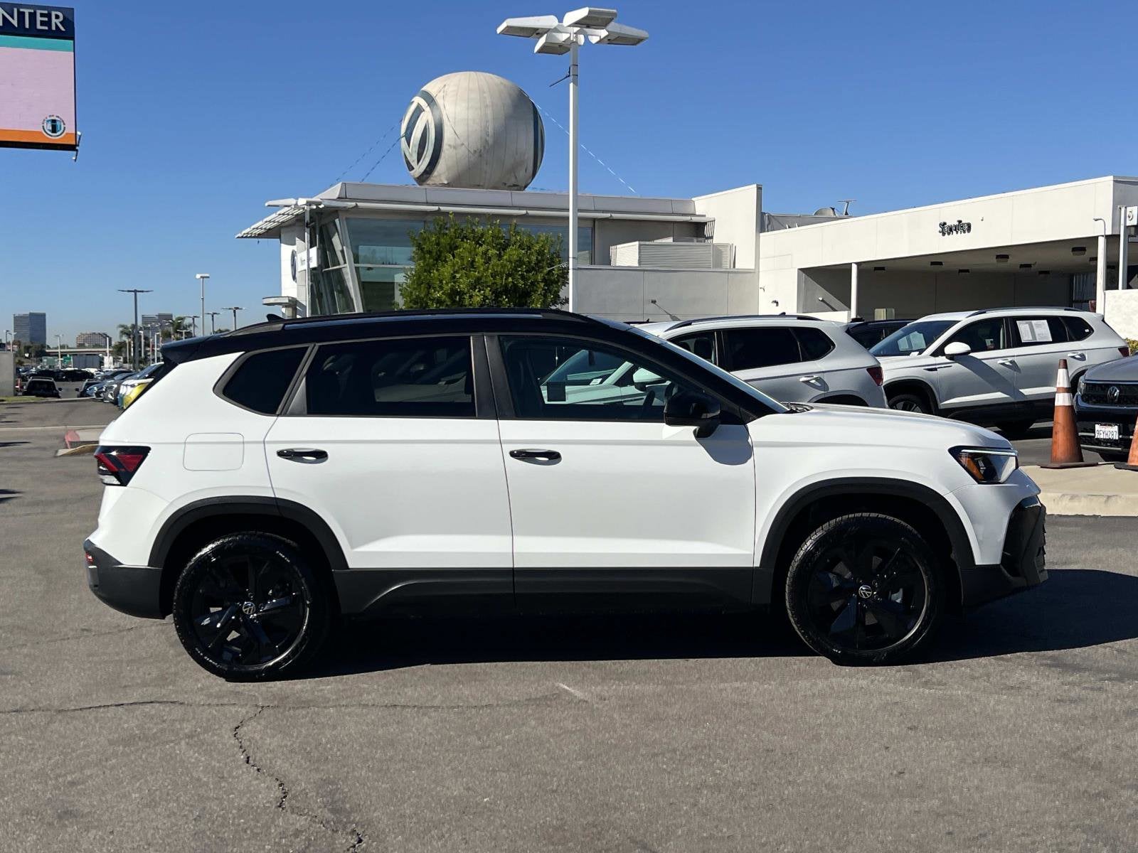 2025 Volkswagen Taos SE Black