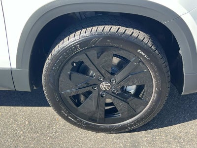 2025 Volkswagen Taos SE Black