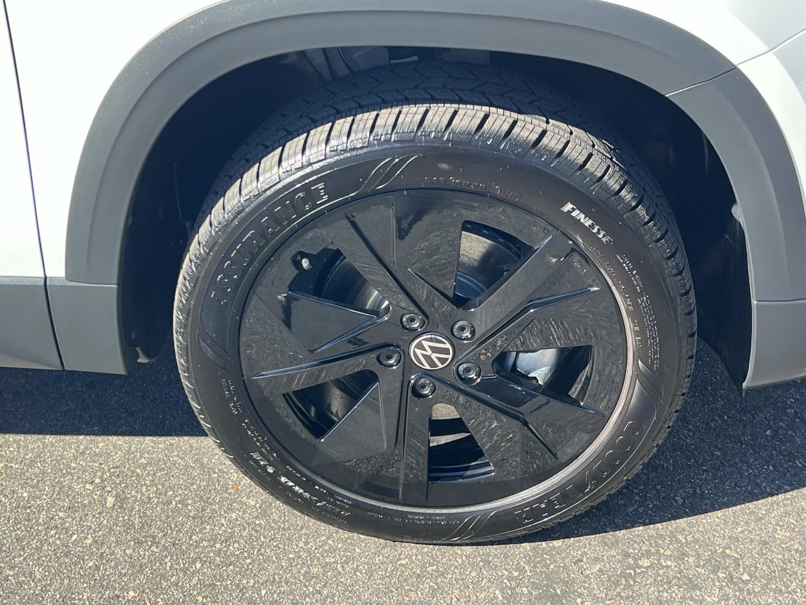 2025 Volkswagen Taos SE Black