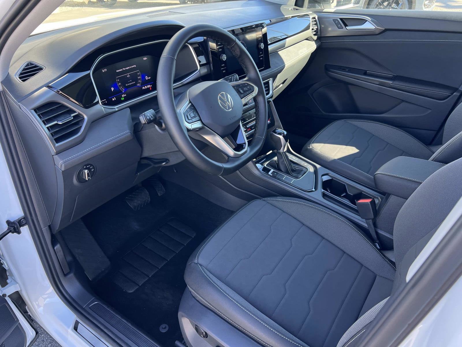 2025 Volkswagen Taos SE Black