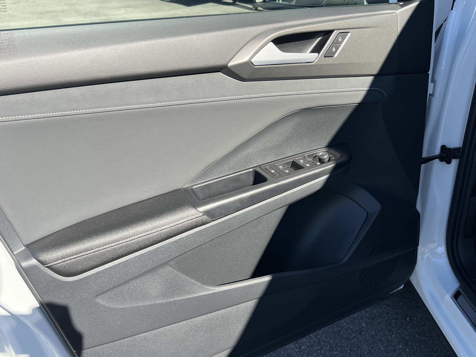 2025 Volkswagen Taos SE Black