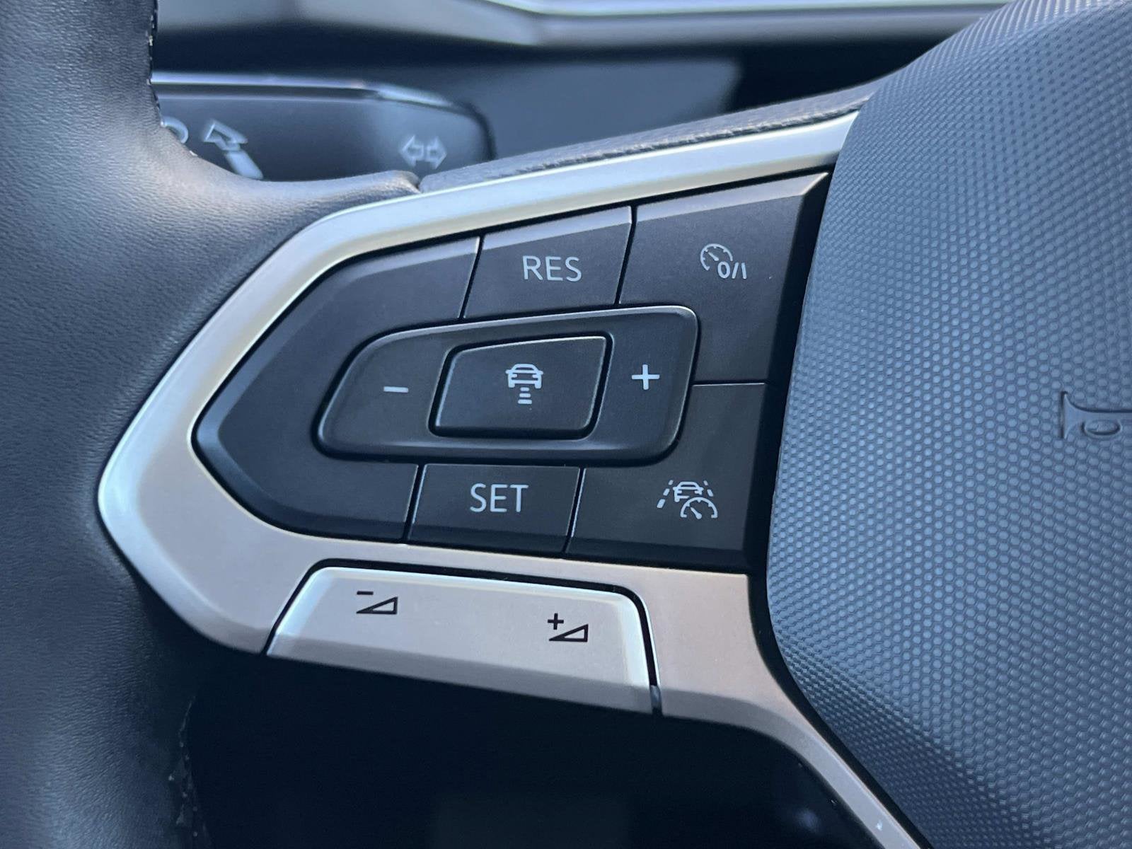 2025 Volkswagen Taos SE Black