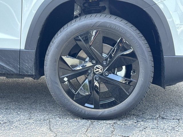2026 Volkswagen Taos SE Black