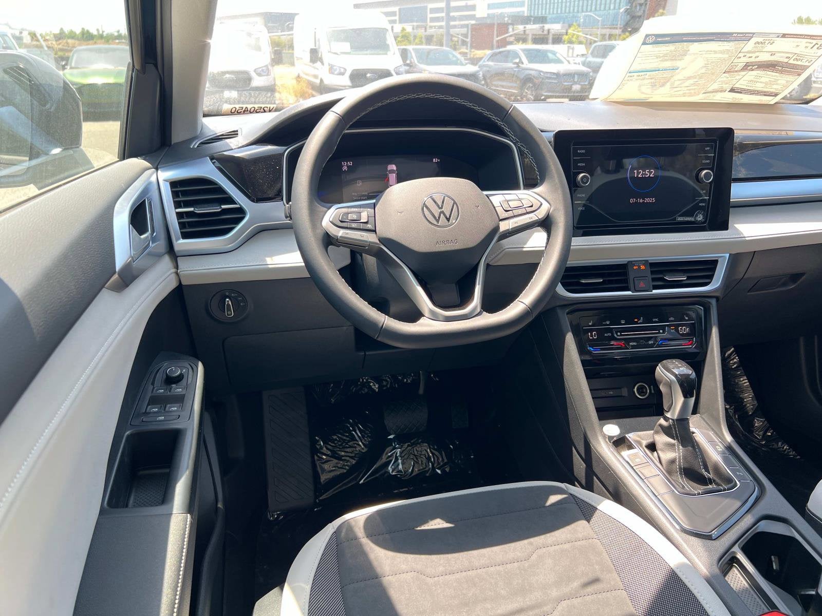 2025 Volkswagen Taos SE