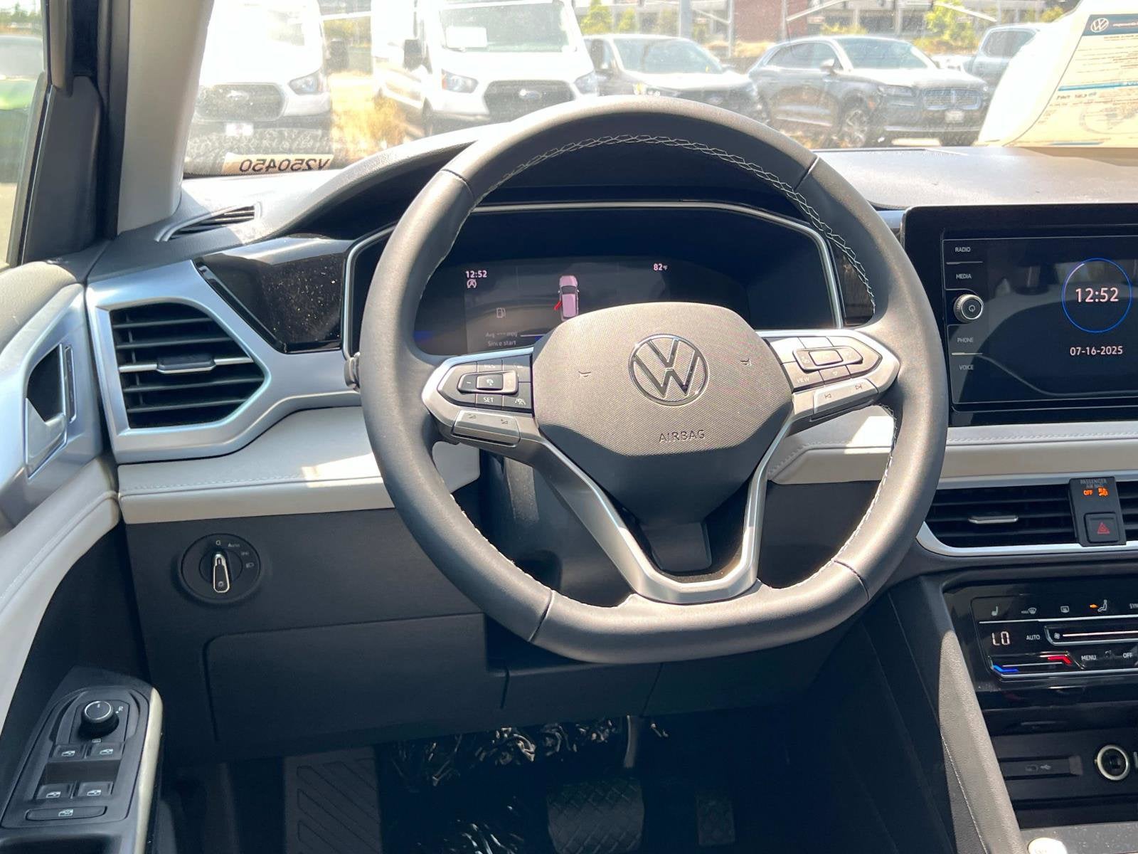 2025 Volkswagen Taos SE