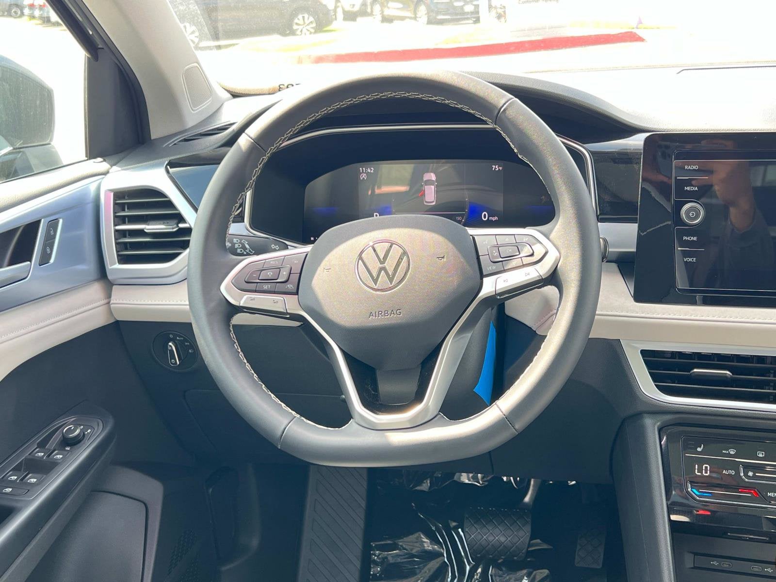 2025 Volkswagen Taos SE