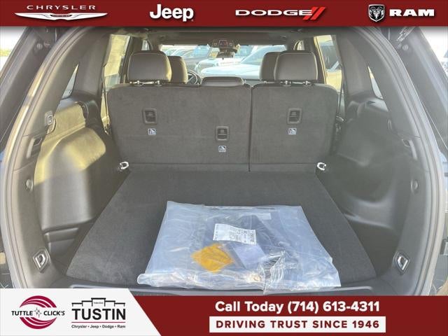 2027 Jeep Grand Cherokee Laredo Altitude