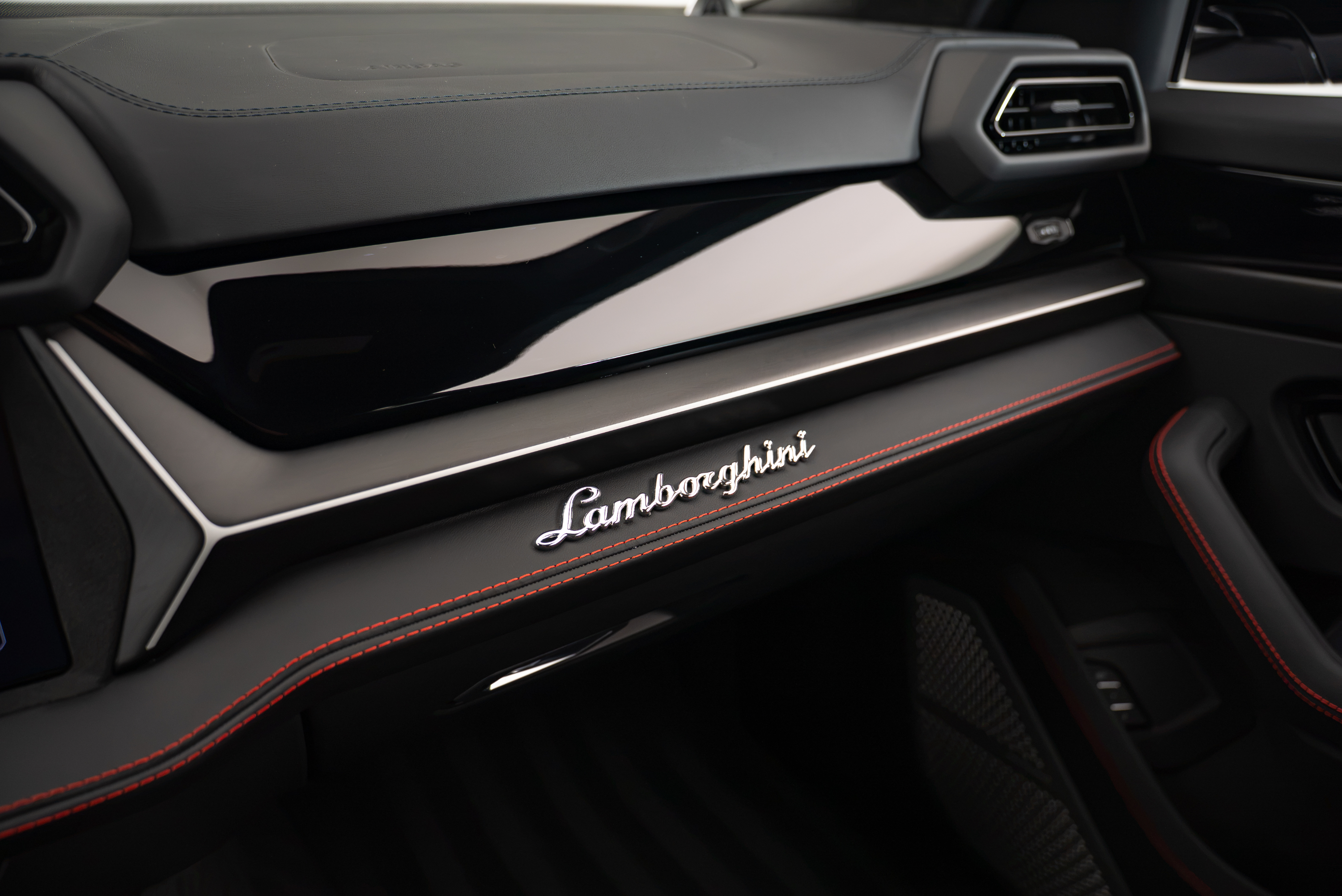 2026 Lamborghini Urus SE
