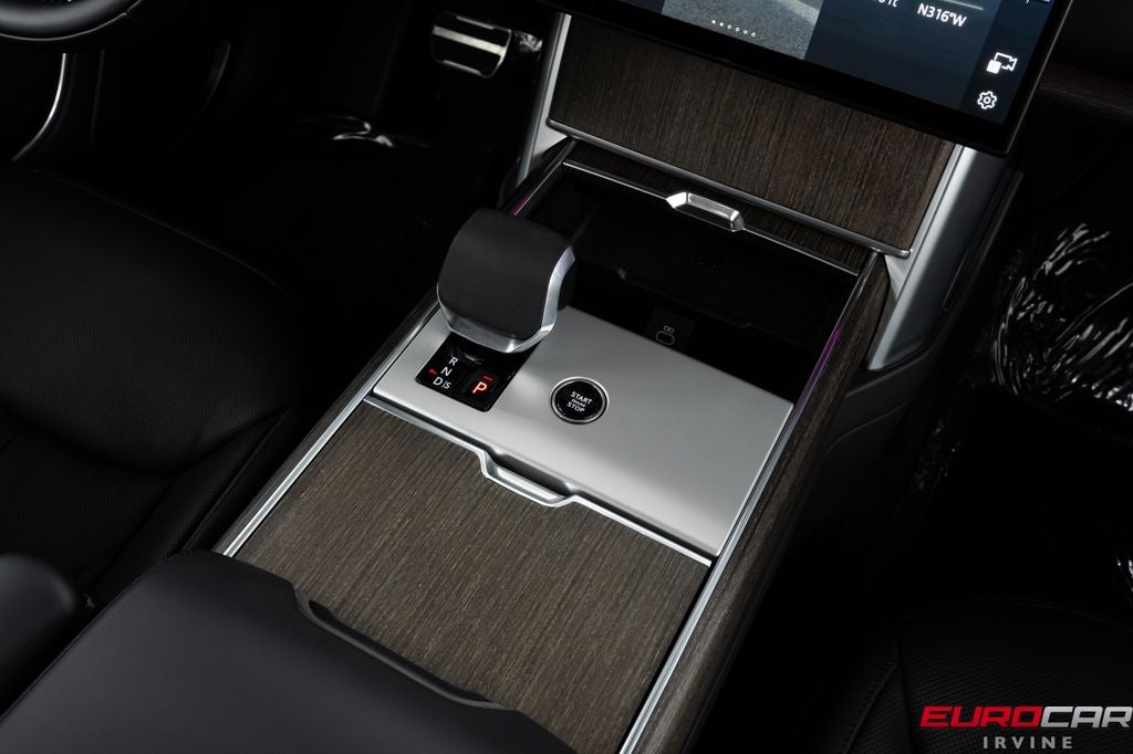 2025 Land Rover Range Rover SE LWB *7-SEATER * PANORAMIC ROOF*